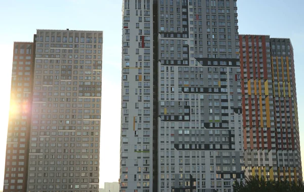Moskau, Russland - 30. Juni 2021: Drei moderne Hochhäuser aus Metall und Glas. Die Sonne lugt hinter ihnen hervor. — Stockfoto
