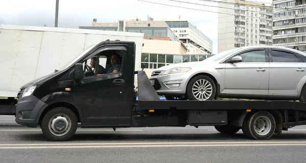 Moscow, Russia - june 30 2021: A car on a tow truck on the road — Stock fotografie