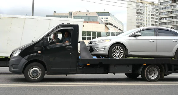 Moskova, Rusya - 30 Haziran 2021: Yoldaki bir çekicide bir araba Stok Fotoğraf