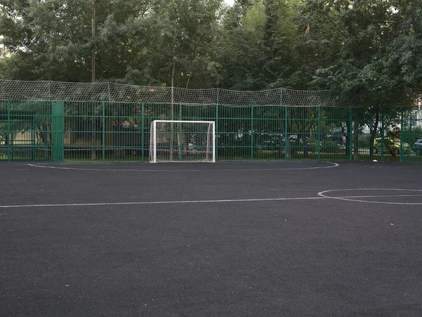 Un campo da calcio con un cancello in una grande metropoli — Foto Stock