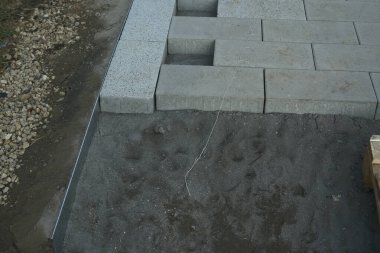 Bir megalopolis parkında taş bloklardan yapılmış bir yol inşa ediliyor..