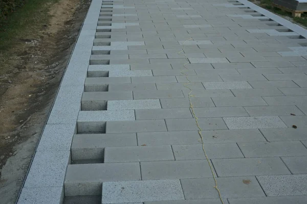 Будівництво дороги з кам'яних блоків в парку в мегаполісі . — стокове фото