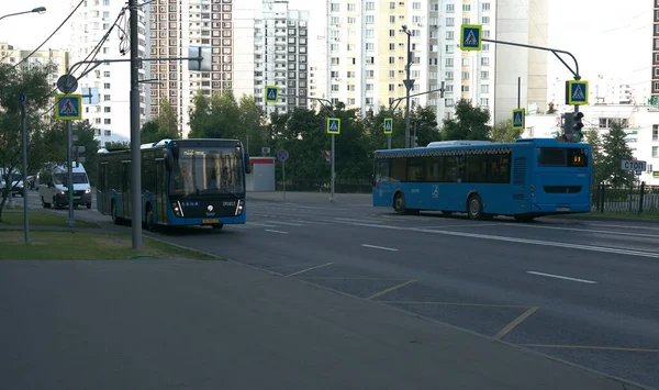 Москва, Россия - 20 июля 2021 года: Регулярный городской автобус, прибывающий на остановку и обычную улицу города Москвы — стоковое фото