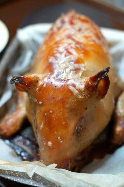 Tatil için fırında pişirilmiş bir domuz yavrusunun dikey resmi..