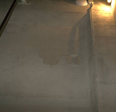 Bir iskan binasının asansörünü değiştirirken asansör boşluğu.