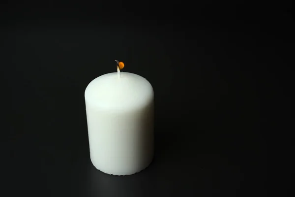 Большая белая горящая свеча на черном фоне — стоковое фото