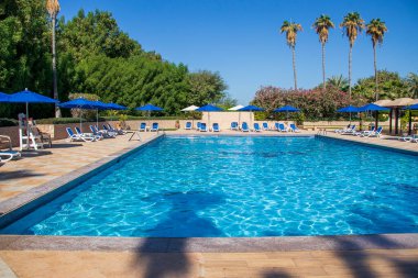 Tatil köyünde havuz manzarası. Açık hava.