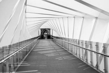 Dubai 'de çarpık köprü olarak bilinen yaya köprüsünün içinde. BAE. Açık havada..