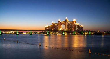 Atlantis, geceleri Dubai, BAE 'de popüler beş yıldızlı otel. Otele giden raylı sistem de resimde görülebilir. Açık hava..