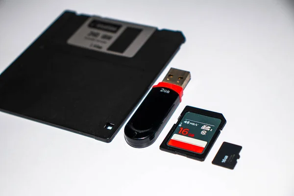 Oude Diskette Usb Flash Geheugenkaart Micro Geheugenkaart Witte Achtergrond Binnenshuis — Stockfoto
