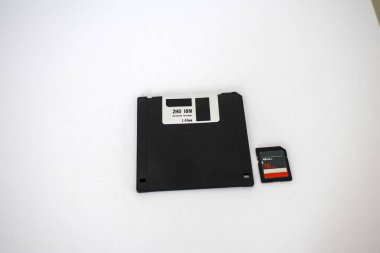 Beyaz arka planda eski disket ve hafıza kartı. Kapalı