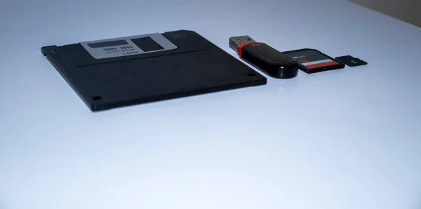 Oude Diskette Usb Flash Geheugenkaart Micro Geheugenkaart Witte Achtergrond Binnenshuis — Stockfoto