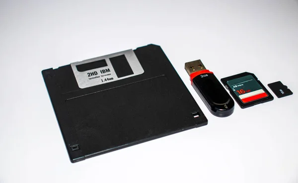 Oude Diskette Usb Flash Geheugenkaart Micro Geheugenkaart Witte Achtergrond Binnenshuis — Stockfoto