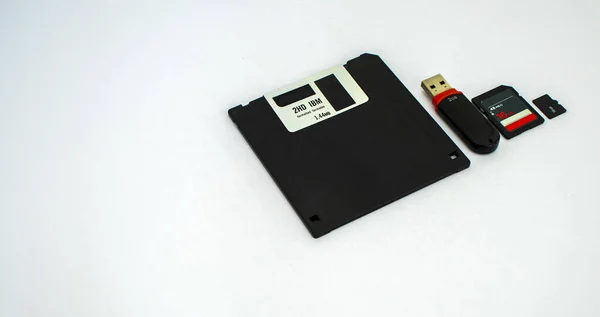 Oude Diskette Usb Flash Geheugenkaart Micro Geheugenkaart Witte Achtergrond Binnenshuis — Stockfoto