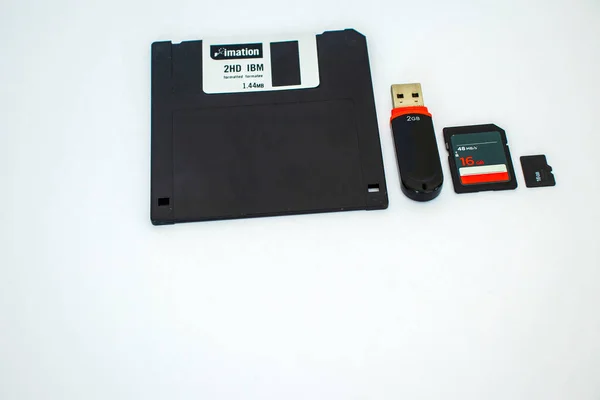 Oude Diskette Usb Flash Geheugenkaart Micro Geheugenkaart Witte Achtergrond Binnenshuis — Stockfoto