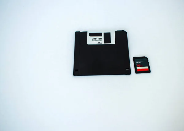 Alte Diskette Und Speicherkarte Auf Weißem Hintergrund Innenräume — Stockfoto