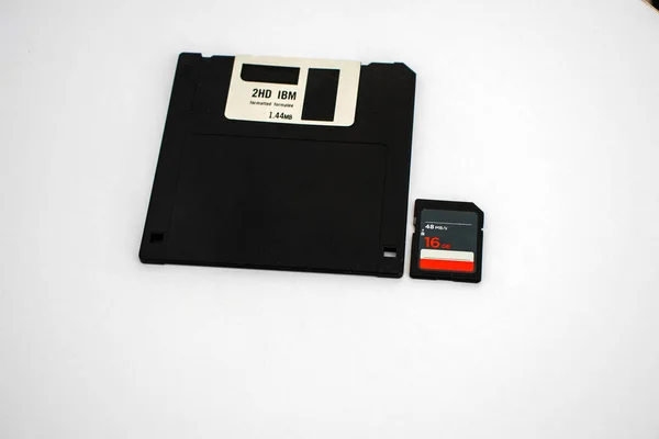 플로피 디스크와 메모리 카드가 배경에 집안으로 — 스톡 사진
