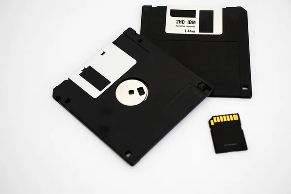 Oude Diskettes Geheugenkaart Witte Achtergrond Binnenshuis — Stockfoto