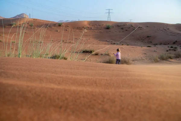 Bild Eines Kindes Der Wüste Draußen — Stockfoto