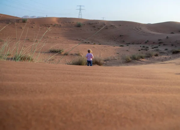 Foto Bambino Nel Deserto All Aperto — Foto Stock