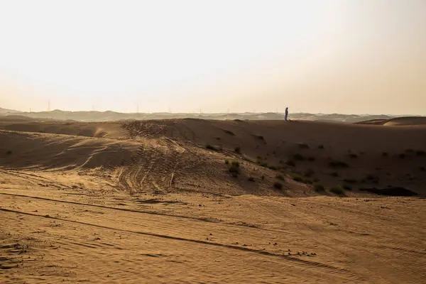 Silhouette Eines Mannes Der Wüste Draußen — Stockfoto