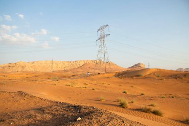 Çölün güç direği. Arka planda dağlar var. Açık havada.