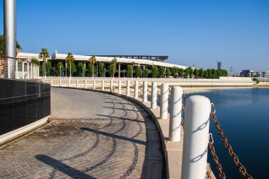 Sabahın erken saatlerinde temiz bir gölet. Açık havada.