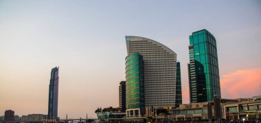 Dubai Festival şehrinde kıtalararası otel inşaatı. Açık havada.