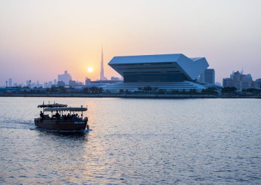 Dubai Festivali 'nde günbatımı. Sahnede Şeyh Muhammed Bin Rashid 'in yeni binası ve arka planda Burj Halife' nin dünyanın en yüksek binası. Açık havada.