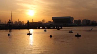 Dubai silueti üzerinde güzel bir günbatımının zaman aşımı. Açık havada.