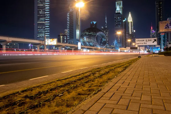 阿拉伯联合酋长国的主要公路 Shekh Zayed公路 在迪拜被枪杀许多著名的地标可以看到 以及地铁站和未来的博物馆 — 图库照片
