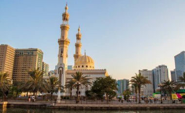 Şeriat Emirliği 'nin Kasba bölgesindeki camii. BAE. Açık havada.