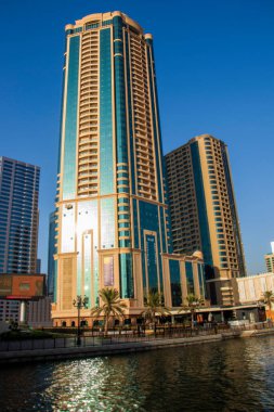 Sharjah Emirate 'nin Qasba bölgesindeki gökdelenlerin manzarası. BAE. Açık havada.