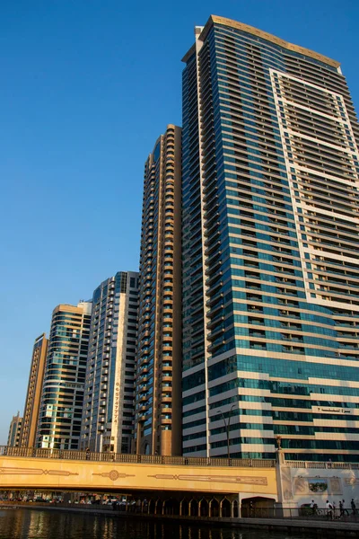 Sharjah Emirate 'nin Qasba bölgesindeki gökdelenlerin manzarası. BAE. Açık havada.