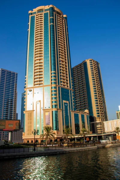 Sharjah Emirate 'nin Qasba bölgesindeki gökdelenlerin manzarası. BAE. Açık havada.