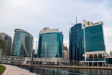Dünyanın en yüksek binası Burj Halife ve Dubai su kanalı boyunca yer alan diğer modern gökdelenler, İş Sahası Bölgesi BAE. Açık havada.