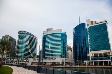 Dünyanın en yüksek binası Burj Halife ve Dubai su kanalı boyunca yer alan diğer modern gökdelenler, İş Sahası Bölgesi BAE. Açık havada.