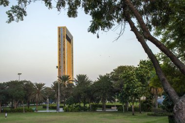 Dubai Frame olarak bilinen popüler gezi ve eğlence binası. BAE. Açık havada.