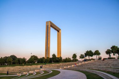 Dubai Frame olarak bilinen popüler gezi ve eğlence binası. BAE. Açık havada.