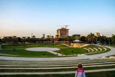 Dubai 'nin en popüler parklarından birinin içinden çekilmiş. Zabeel Parkı. BAE. Açık havada.