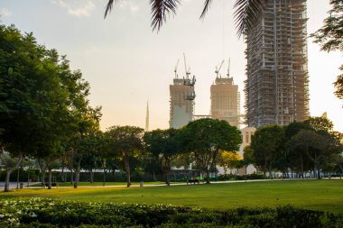 Dubai 'nin en popüler parklarından birinin içinden çekilmiş. Zabeel Parkı. BAE. Açık havada. Burç Halife gibi simgeler, dünyanın en yüksek binası ve dünya ticaret merkezi binası olay yerinde bulunabilir.