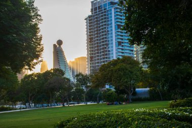 Dubai 'nin en popüler parklarından birinin içinden çekilmiş. Zabeel Parkı. BAE. Açık havada.