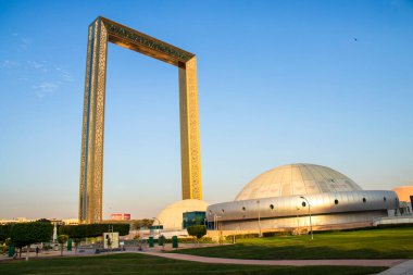 Dubai Frame olarak bilinen popüler gezi ve eğlence binası. BAE. Açık havada.
