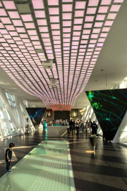 Dubai Frame olarak bilinen popüler bir gezi ve eğlence binasının içinde. BAE.