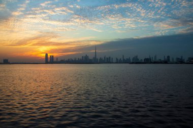 Dubai 'de dramatik bir gün batımı. BAE.