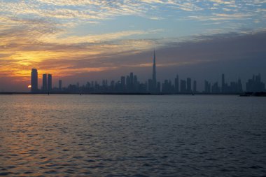 Dubai 'de dramatik bir gün batımı. BAE.