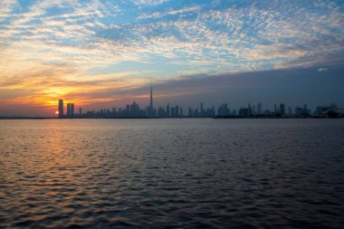 Dubai 'de dramatik bir gün batımı. BAE.