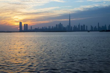 Dubai 'de dramatik bir gün batımı. BAE.