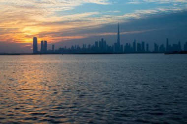 Dubai 'de dramatik bir gün batımı. BAE.