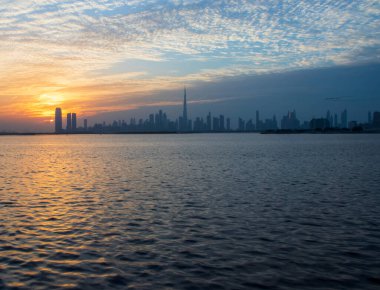 Dubai 'de dramatik bir gün batımı. BAE.